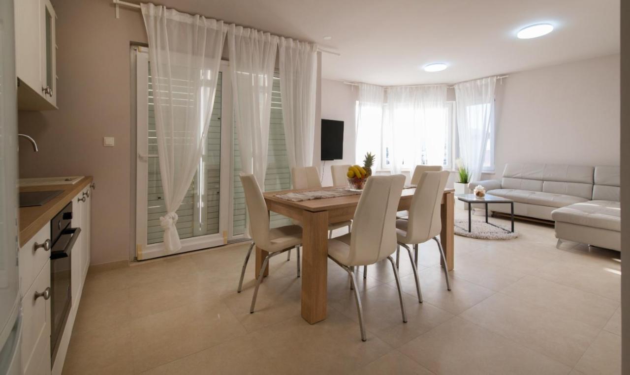 Brand New Aparment With Sea View & Swimming Pool At Ciovo - Villa Fiorentini Trogir Zewnętrze zdjęcie