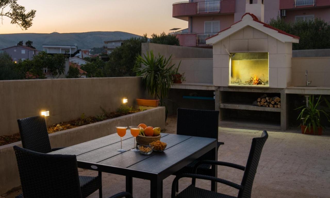 Brand New Aparment With Sea View & Swimming Pool At Ciovo - Villa Fiorentini Trogir Zewnętrze zdjęcie